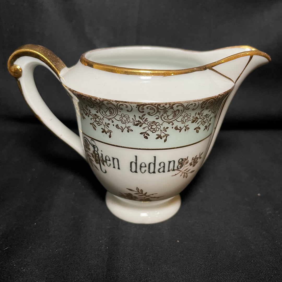 Petit vase français amusant, Mort à l&