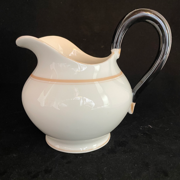 Il y a du foutre là-dedans, un pichet en porcelaine vulgaire, drôle, coquin et vintage recyclé