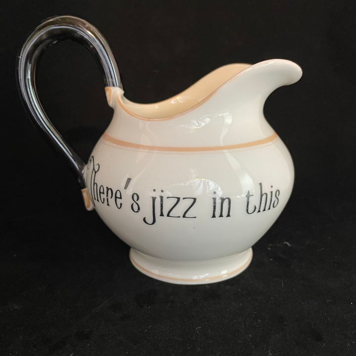 Il y a du foutre là-dedans, un pichet en porcelaine vulgaire, drôle, coquin et vintage recyclé