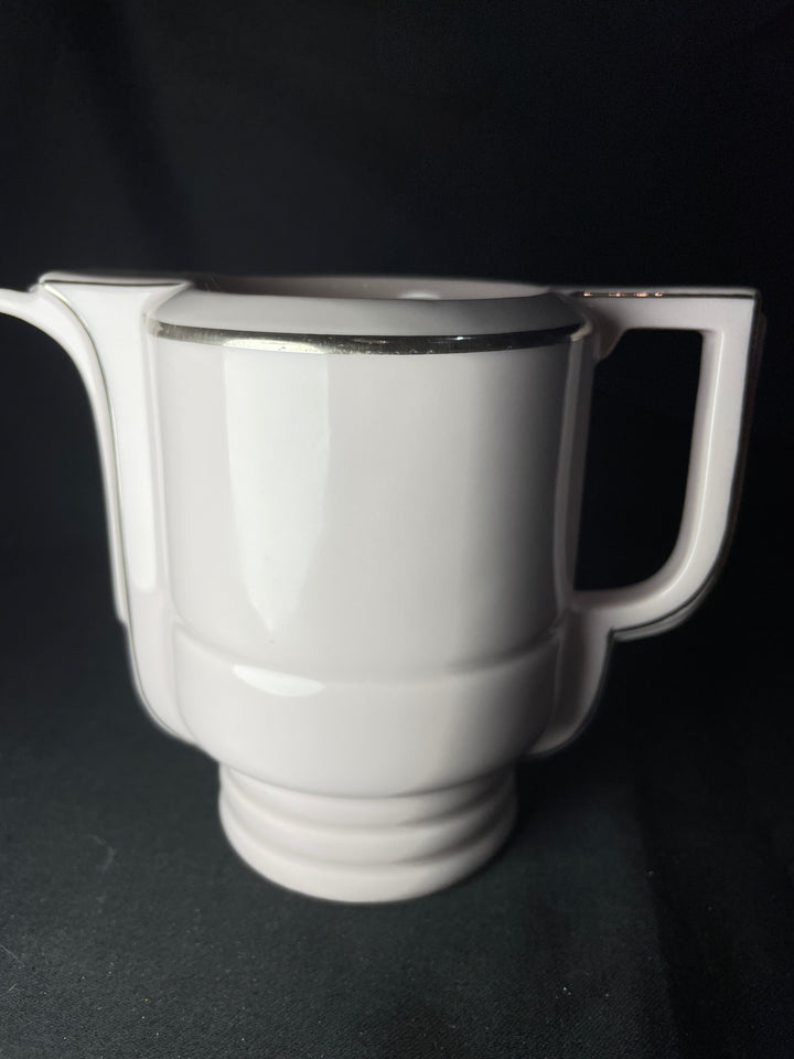 Il y a du foutre là-dedans, un pichet en porcelaine vulgaire, drôle, coquin et vintage recyclé