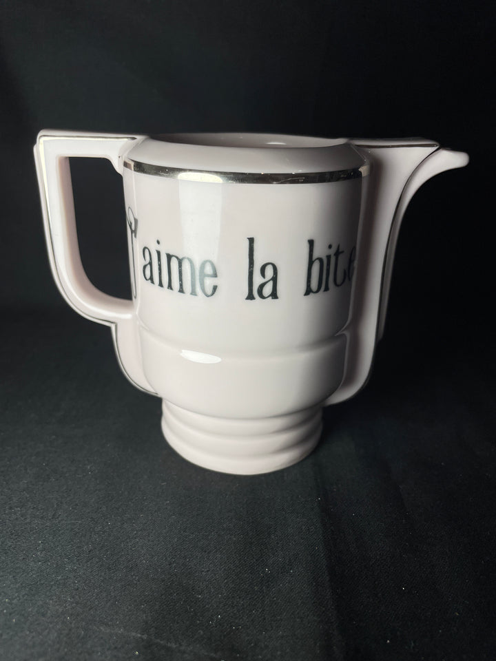 Il y a du foutre là-dedans, un pichet en porcelaine vulgaire, drôle, coquin et vintage recyclé