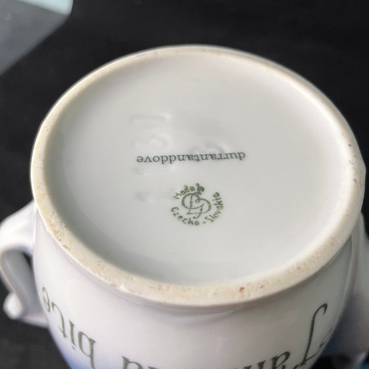 Il y a du foutre là-dedans, un pichet en porcelaine vulgaire, drôle, coquin et vintage recyclé
