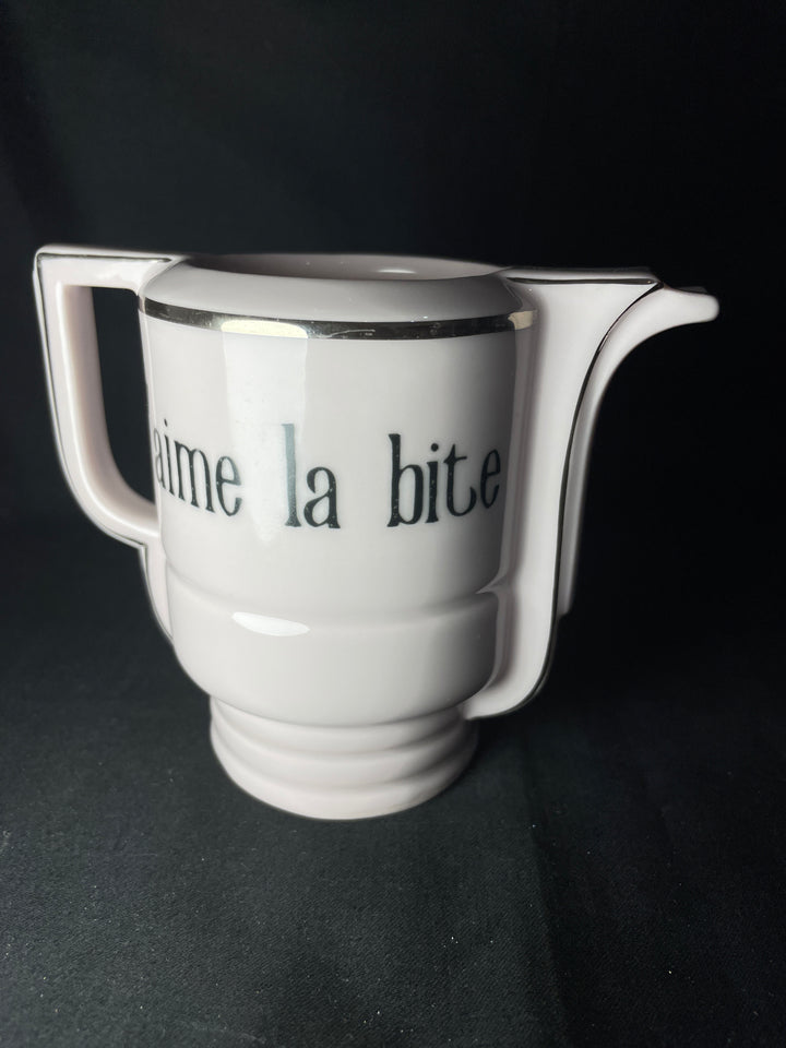 Il y a du foutre là-dedans, un pichet en porcelaine vulgaire, drôle, coquin et vintage recyclé
