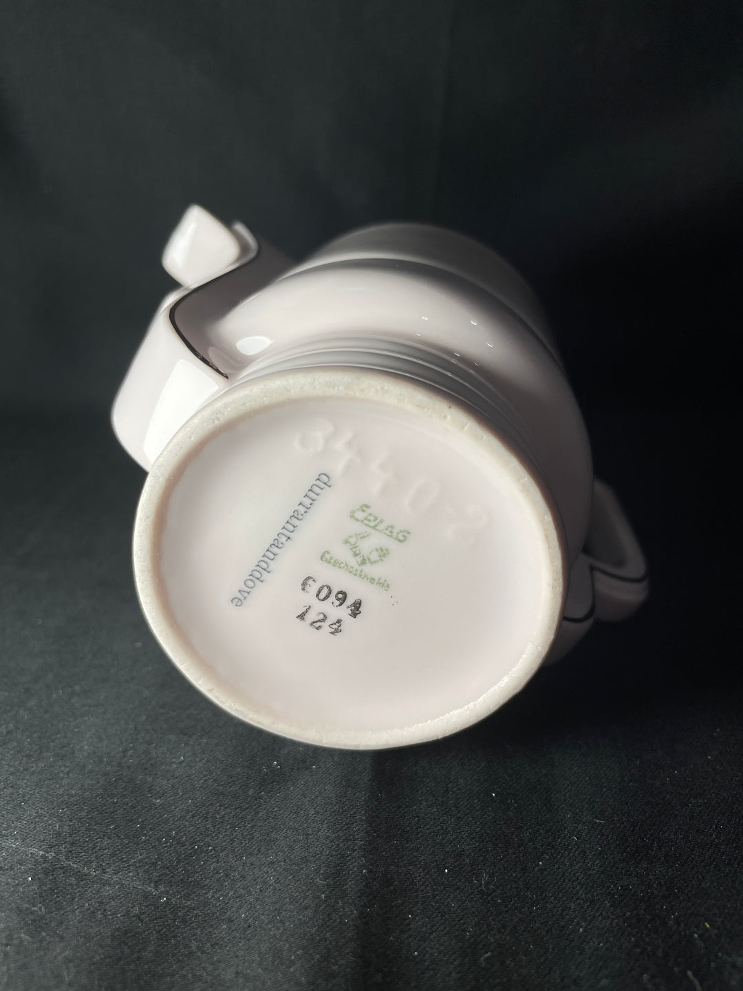 Il y a du foutre là-dedans, un pichet en porcelaine vulgaire, drôle, coquin et vintage recyclé
