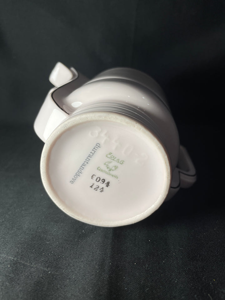 Il y a du foutre là-dedans, un pichet en porcelaine vulgaire, drôle, coquin et vintage recyclé
